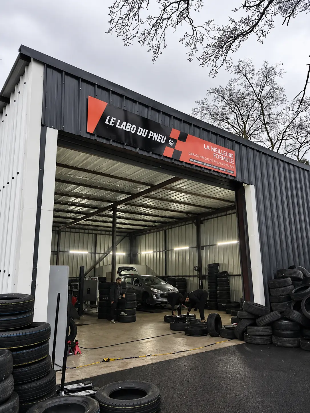 Garage Le Labo Du Pneu à Taverny vu de l'extérieur avec son enseigne